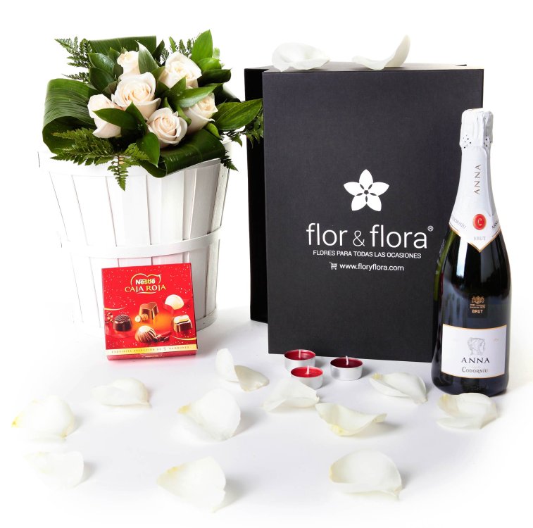 Caja regalo 6 rosas blancas + Nestlé + cava_caja-pequeña-negra-+-6-blancas-+-bombones-+-cava-+-velas