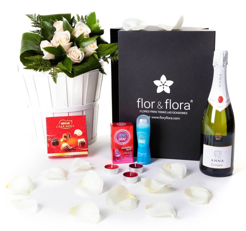 Caja regalo 6 rosas blancas + Nestlé + Durex + cava_caja-pequeña-negra-+-6-blancas-+-bombones-+-durex-+-velas-+-cava